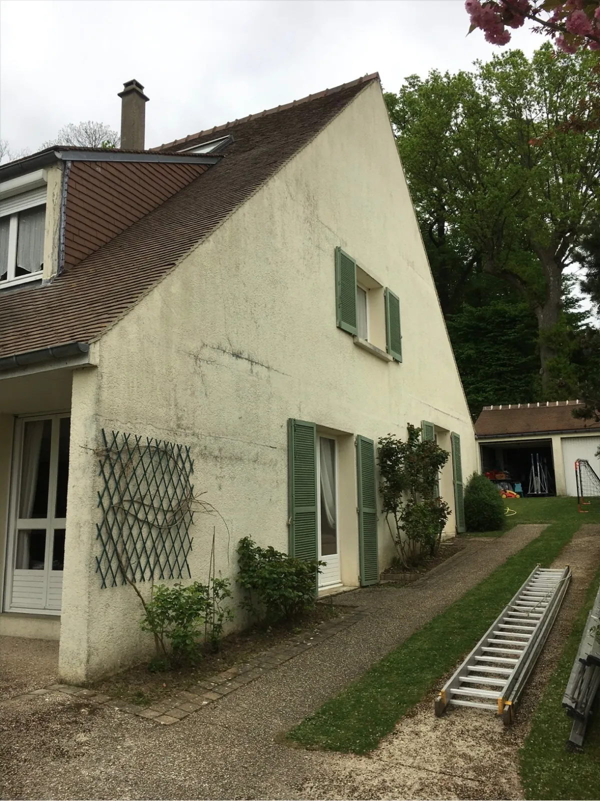 Avant — Ravalement de façade avec volets verts