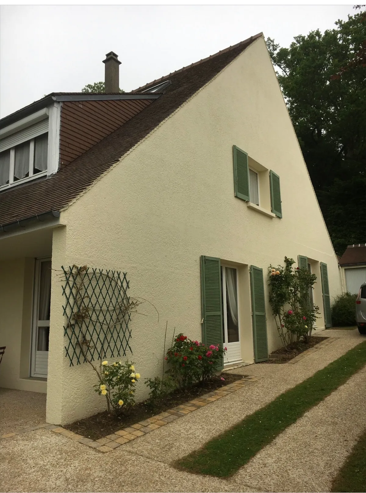 Après — Ravalement de façade avec volets verts