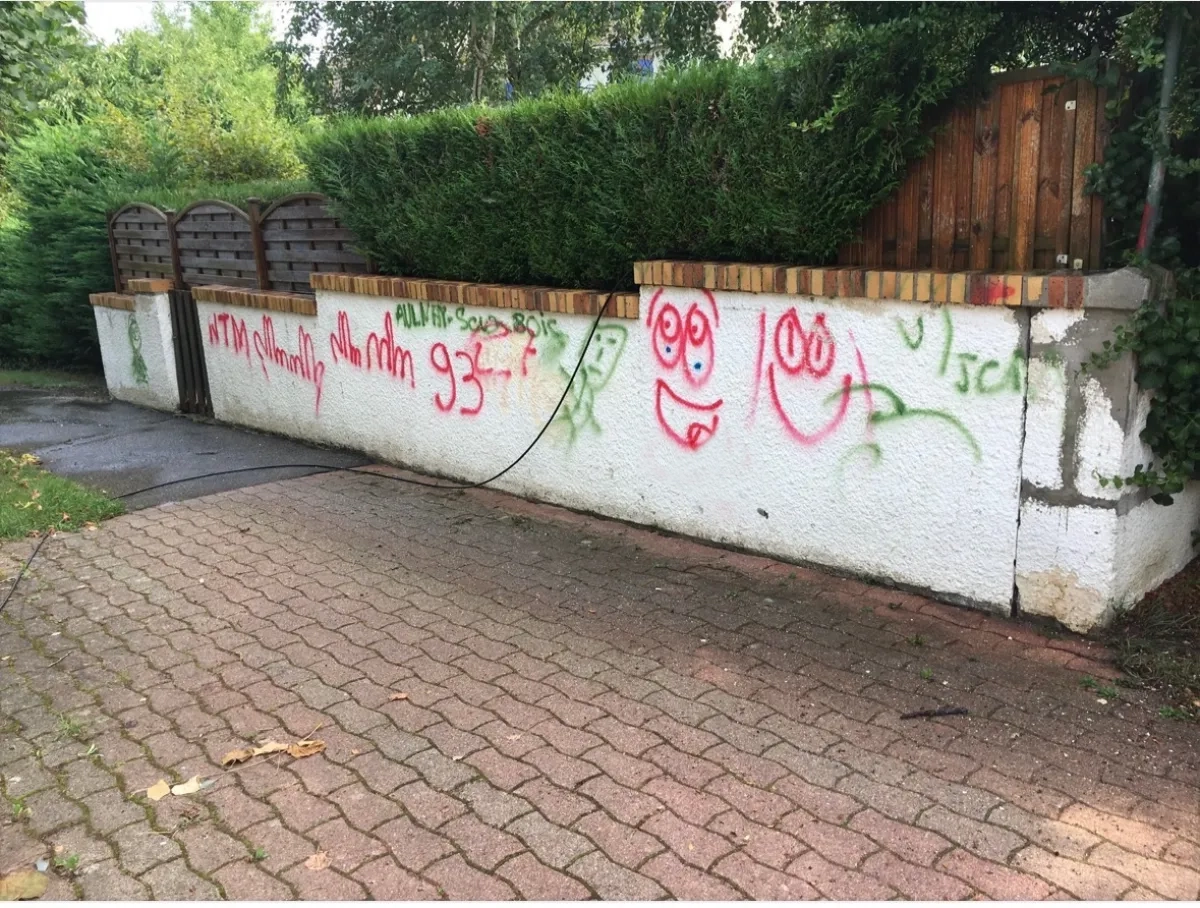 Avant — Nettoyage de muret avec graffiti