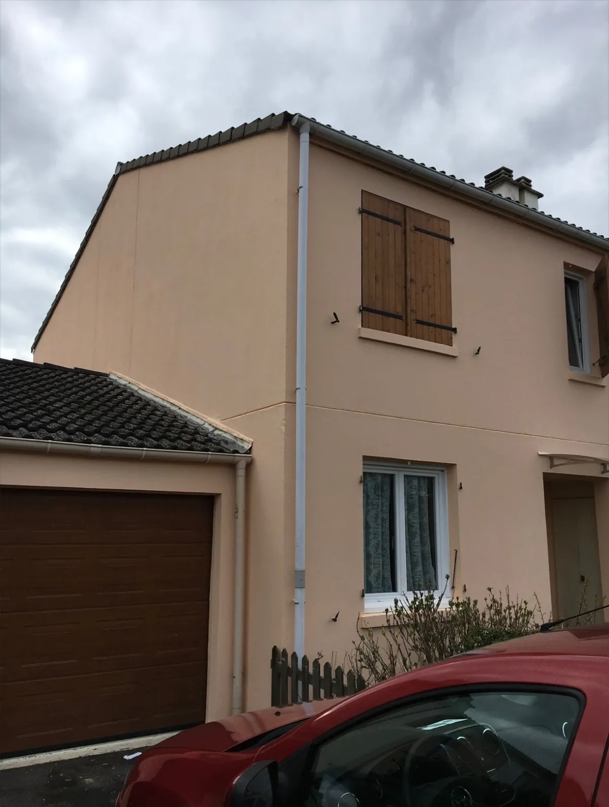 Facade avec volets en bois apres peinture exterieure par Zimmermann