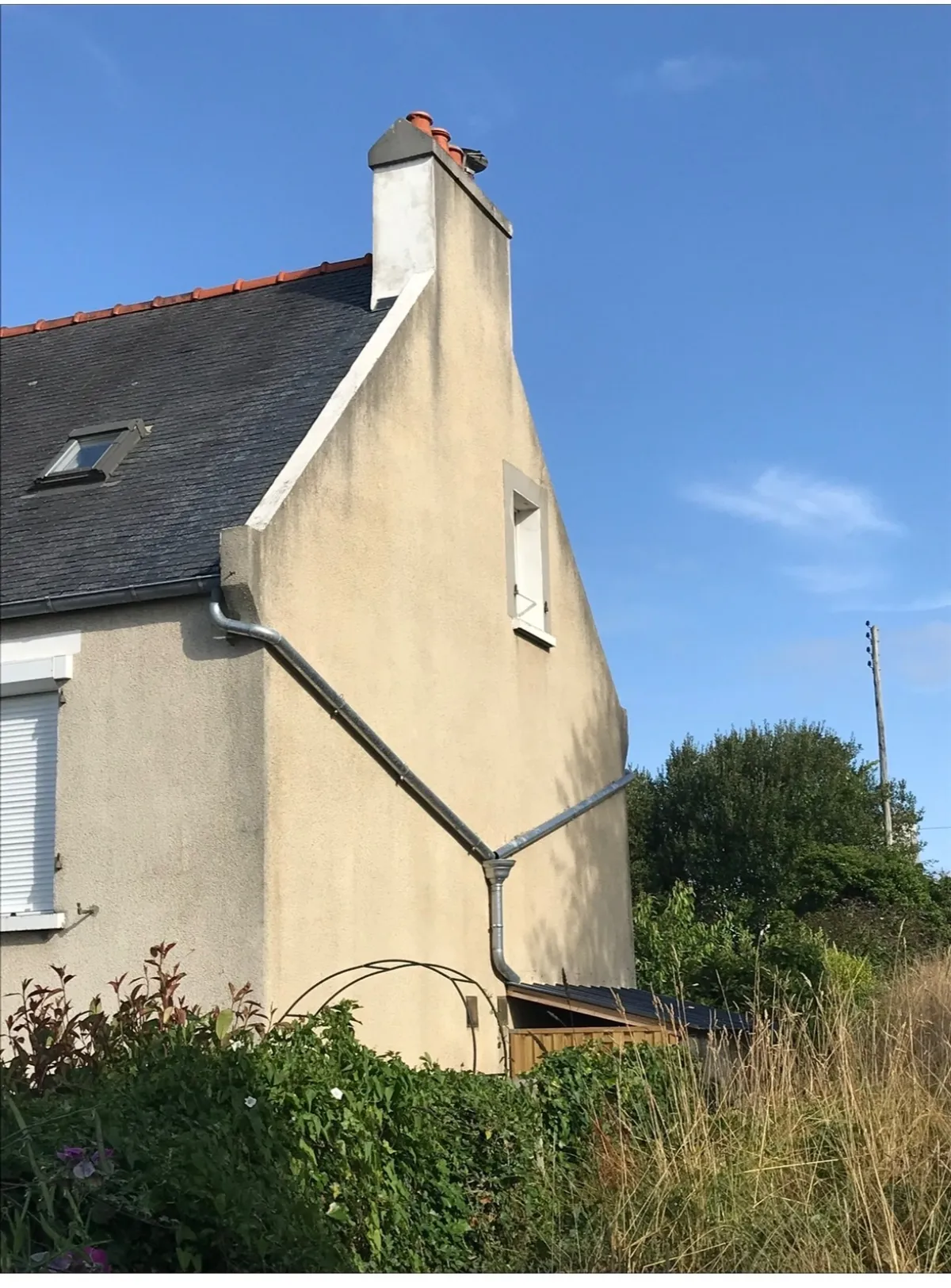 Facade laterale avec gouttiere zinc posee par Zimmermann